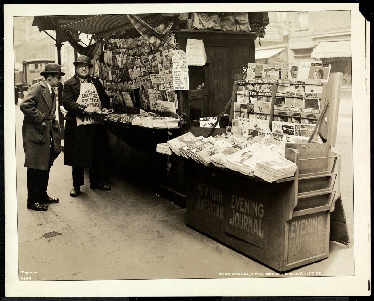 Marchand de journaux aveugle, John Comuni, à son stand à la 3e Avenue et la 18e Rue, New York, 1926 - Byron Company