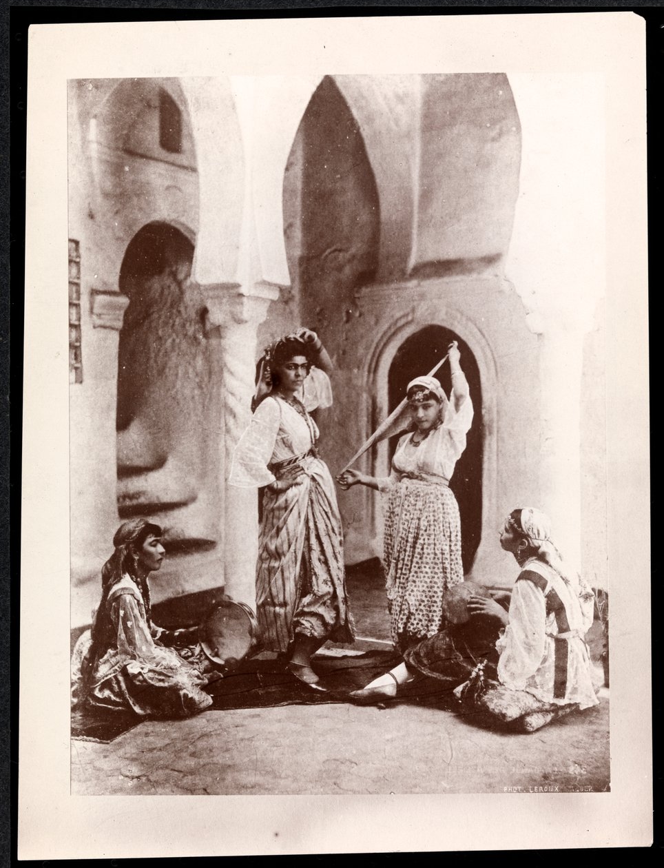 Danseuses et musicien, Afrique du Nord, c.1900 - Byron Company