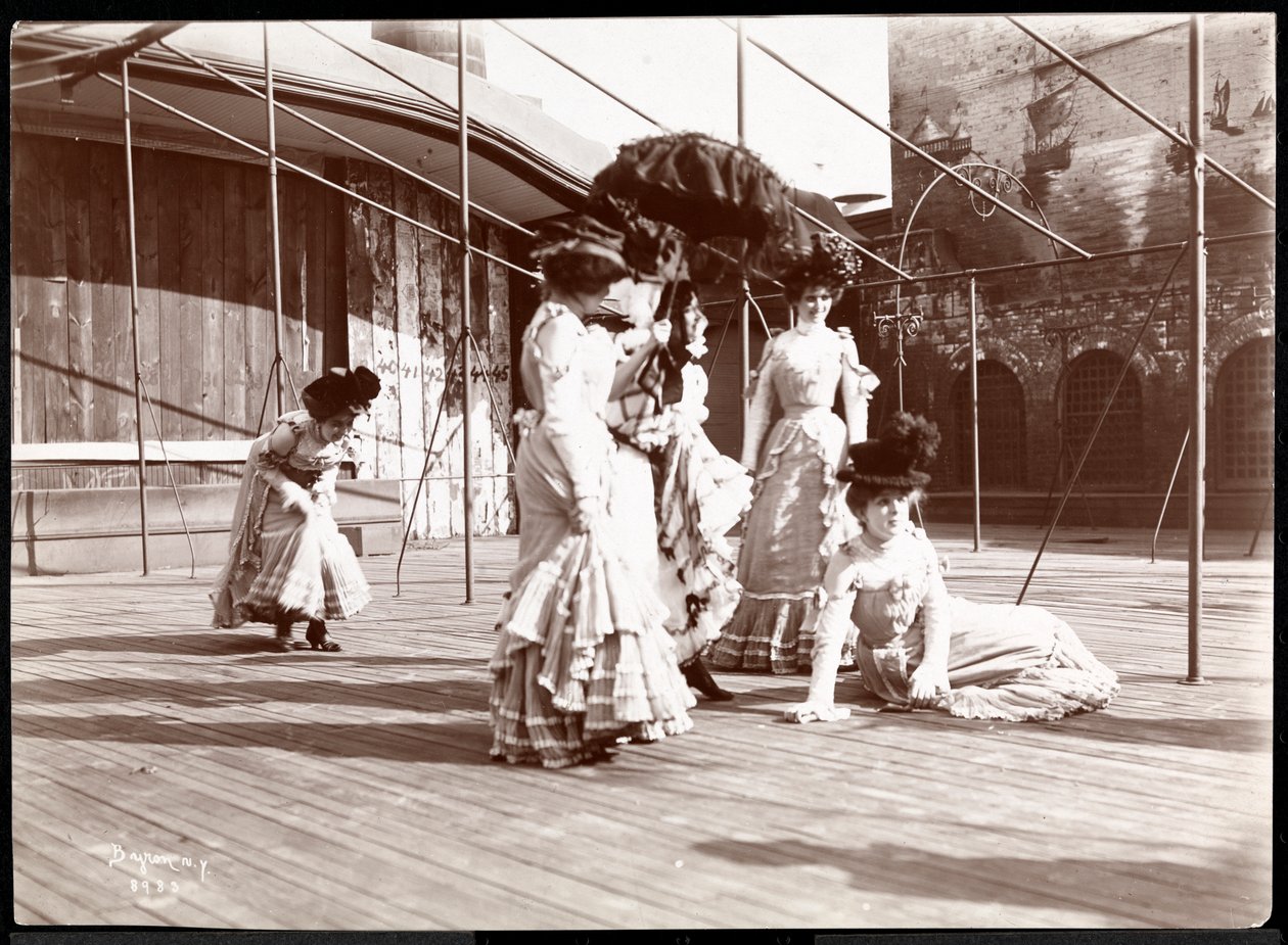 Cinq actrices en costume répétant sur le toit du probable New York Theatre, New York - Byron Company