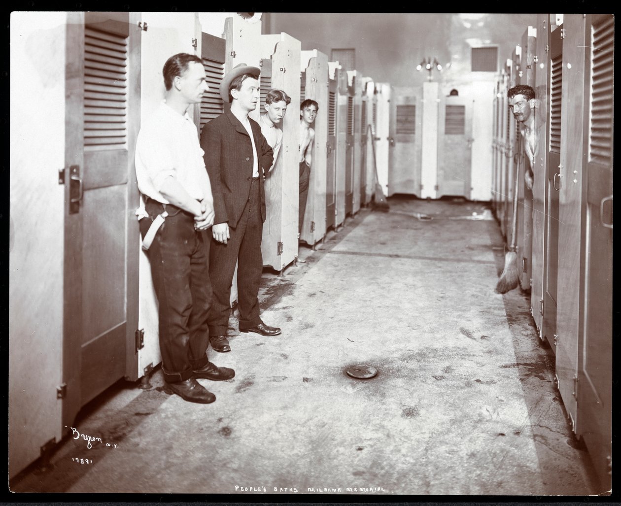 Vue intérieure de jeunes hommes regardant hors des cabines de bain aux People