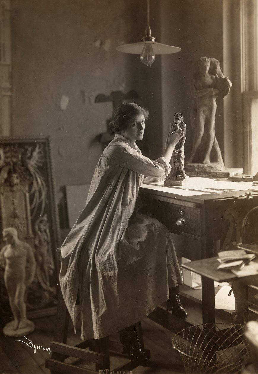 Mabel Taliaferro travaillant sur une sculpture dans son atelier, New York, c.1916 (tirage à la gélatine argentique) - Byron Company