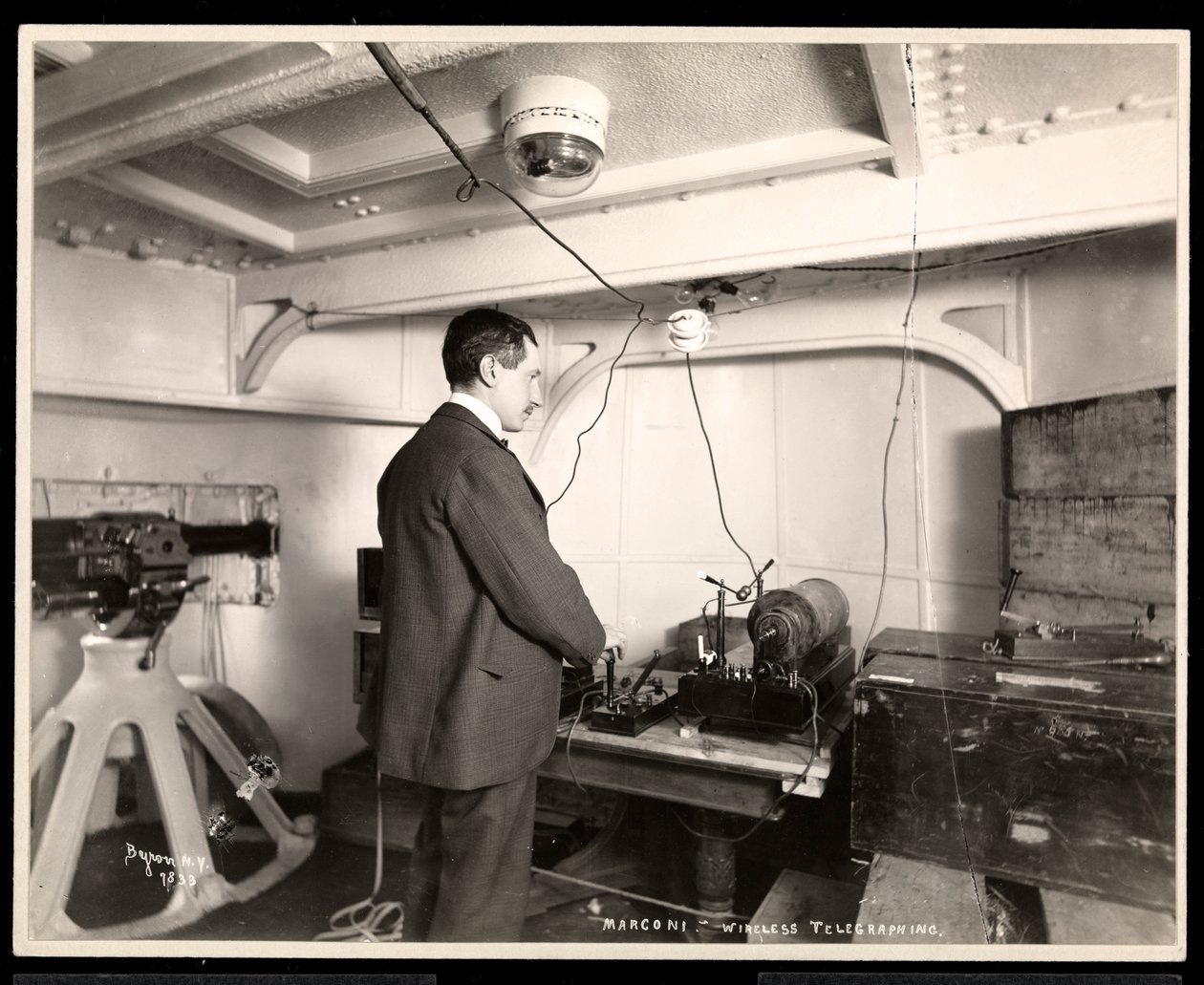 Marconi et son appareil de télégraphe sans fil, 1899-1900 - Byron Company