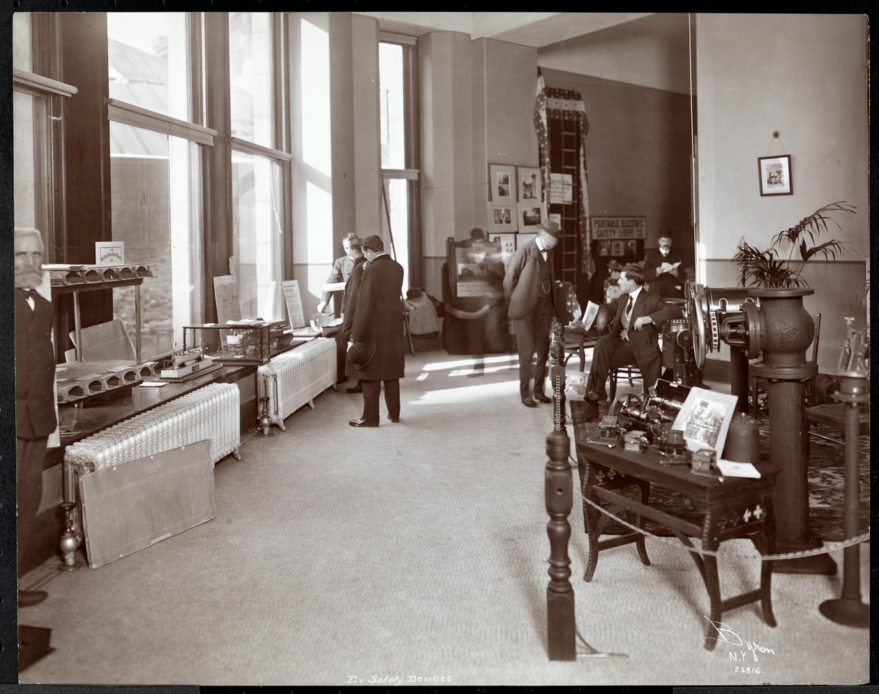 Hommes à une exposition de dispositifs de sécurité à l