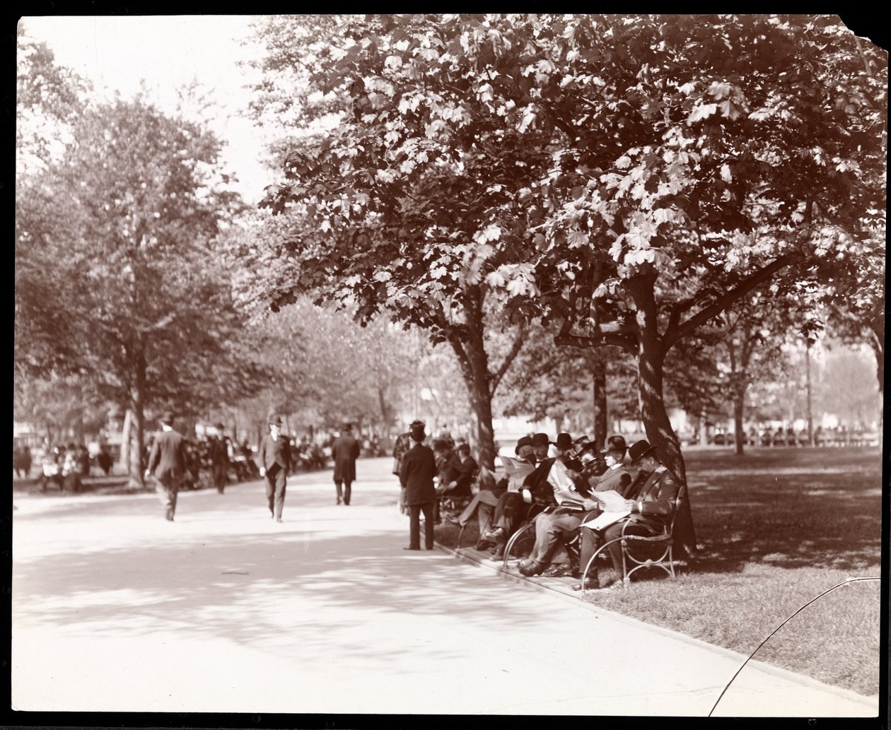 Hommes sur des bancs de parc à Union Square, New York, vers 1903 - Byron Company