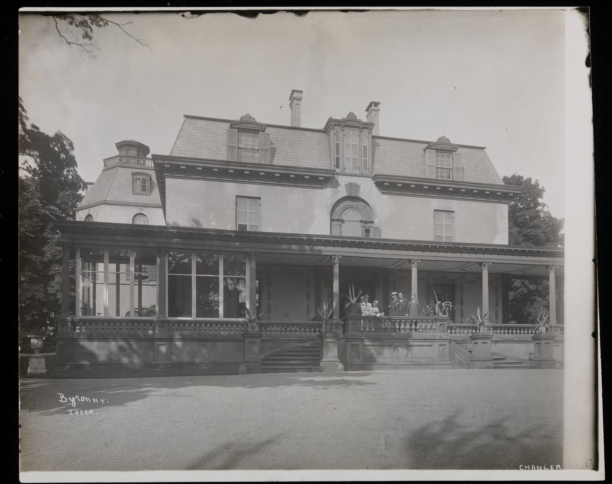 Personnes debout sur le porche de la résidence Astor Chanler à Barrytown, New York, 1907 - Byron Company