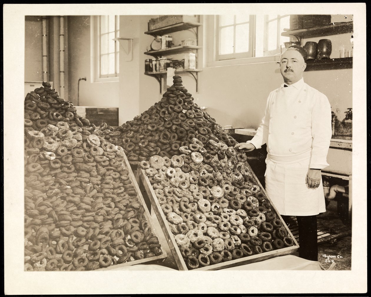 Portrait du chef Leoni avec des bacs de beignets pour l