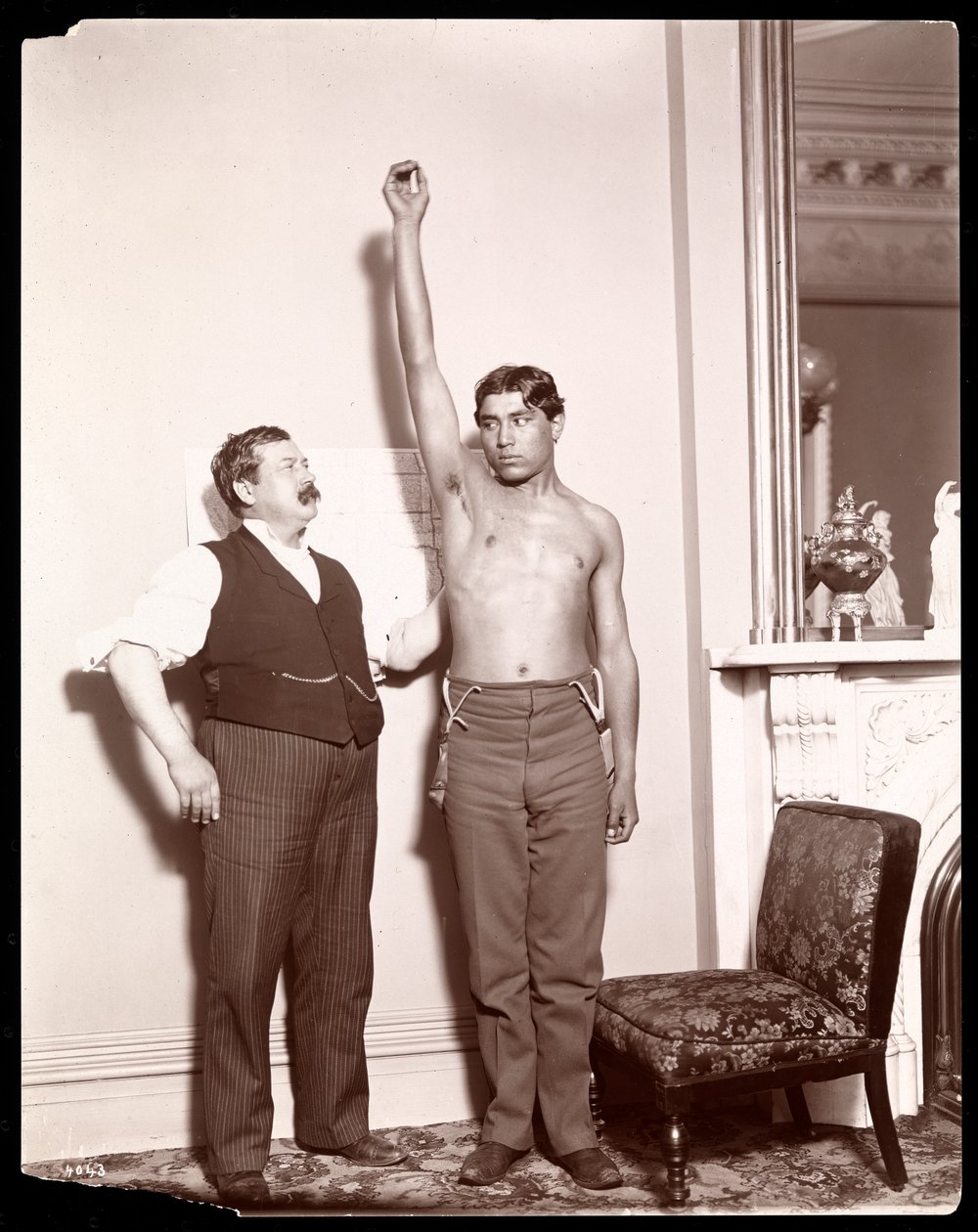 Professeur Atkinson, un rebouteux anglais, avec un patient masculin, 1898 - Byron Company