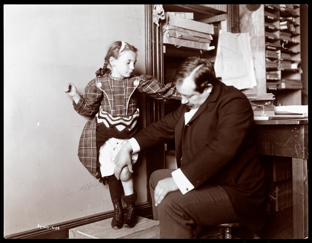 Le professeur Atkinson, un rebouteux anglais, avec une jeune patiente, 1898 - Byron Company