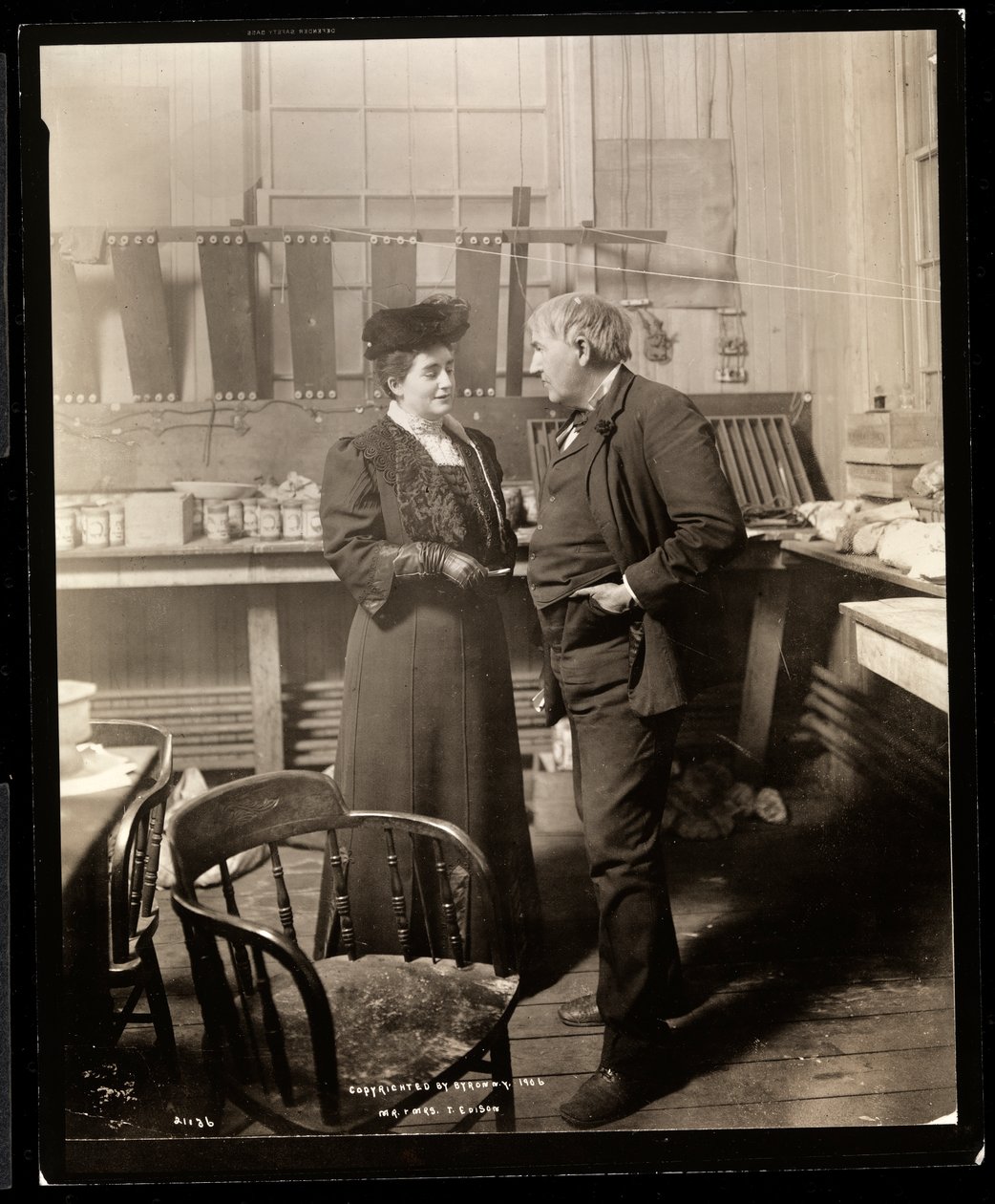 Thomas Edison et sa deuxième femme dans son laboratoire, 1906 - Byron Company