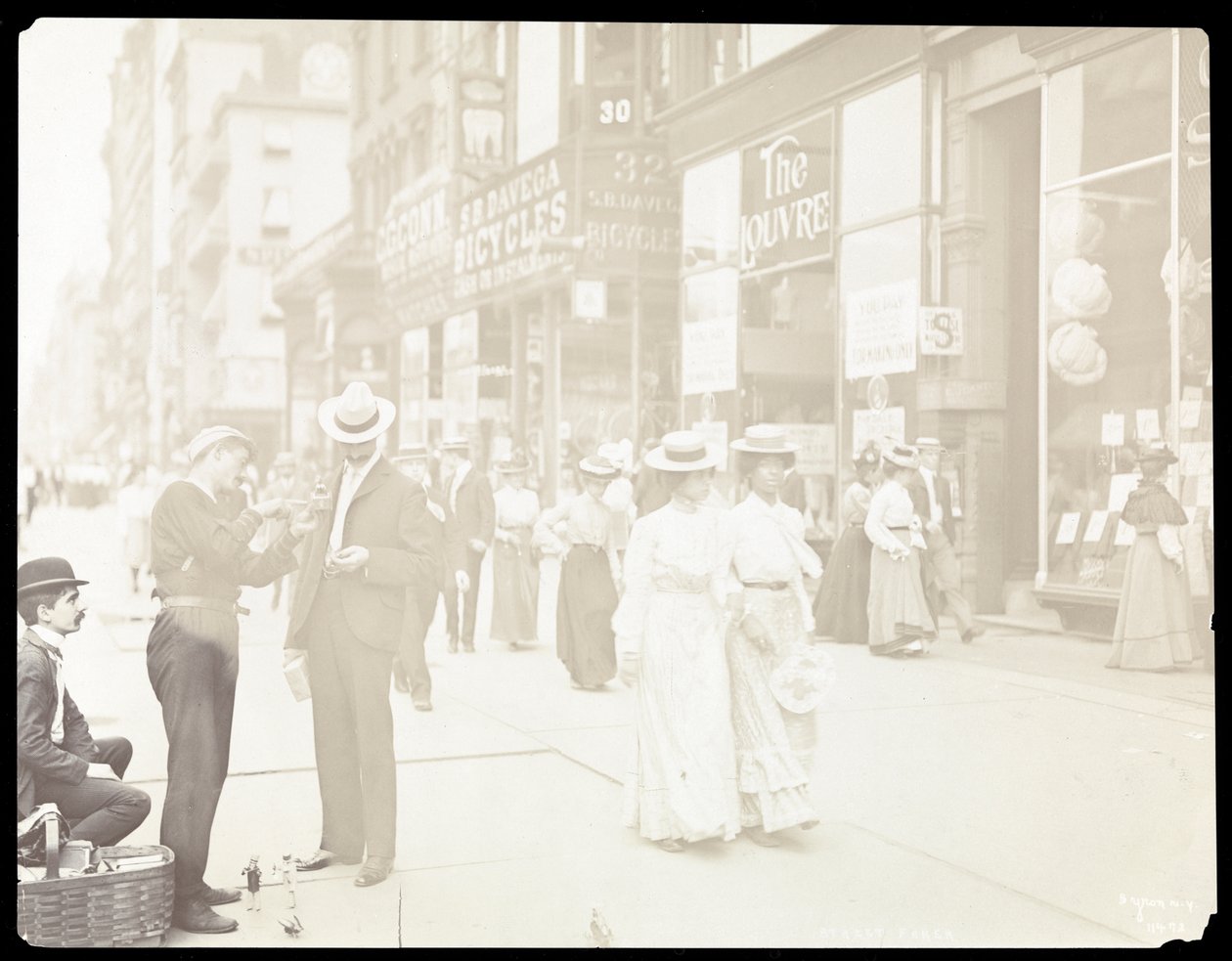 Vue des colporteurs vendant des jouets dans la rue, New York, 1902 - Byron Company