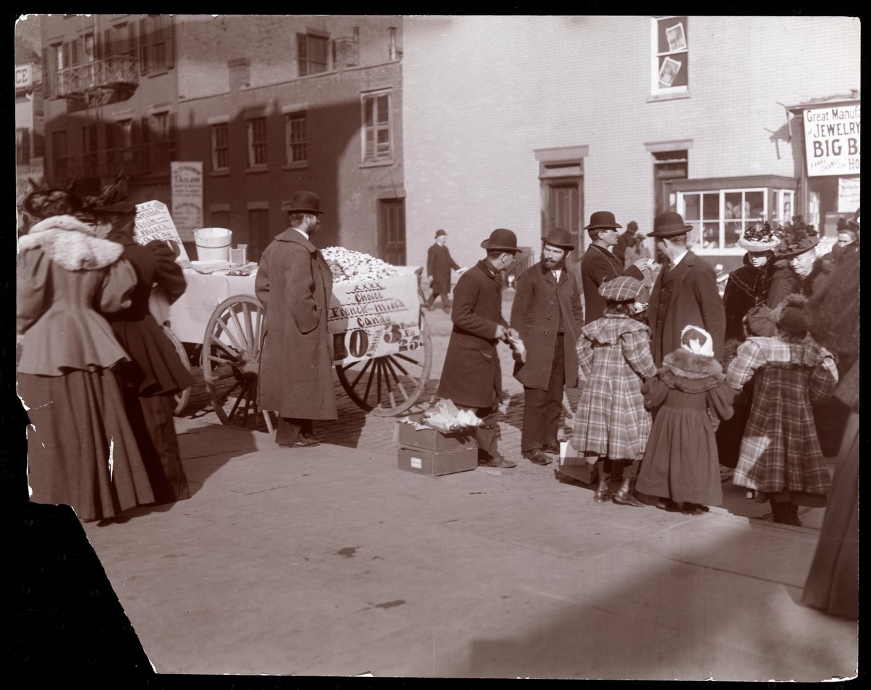 Vue des vendeurs de rue vendant des bonbons français mélangés et d