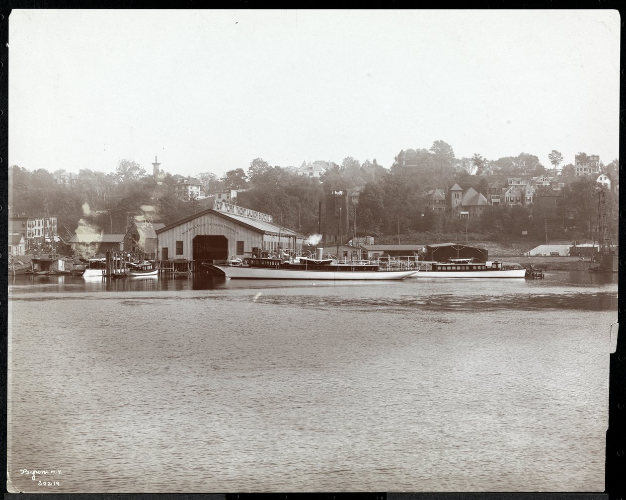 Vue de la jetée et des ateliers de bateaux du New York Yacht, Launch and Engine Co. sur la rivière Harlem, New York, 1905 (tirage à la gélatine argentique) - Byron Company