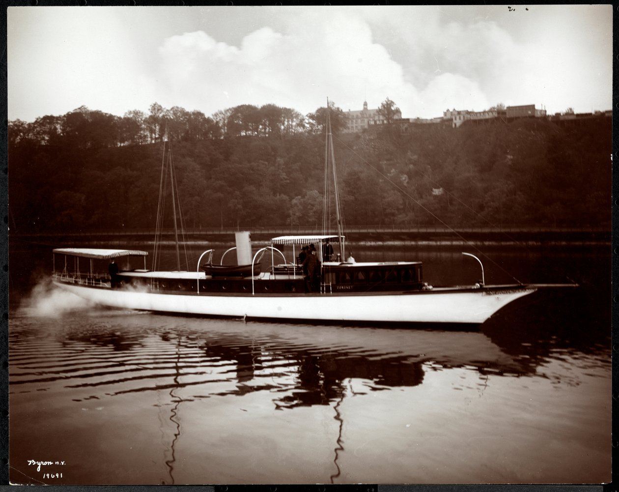 Vue du yacht Coronet du New York Yacht, Launch und Engine Co. sur la rivière Harlem, New York, 1905 - Byron Company