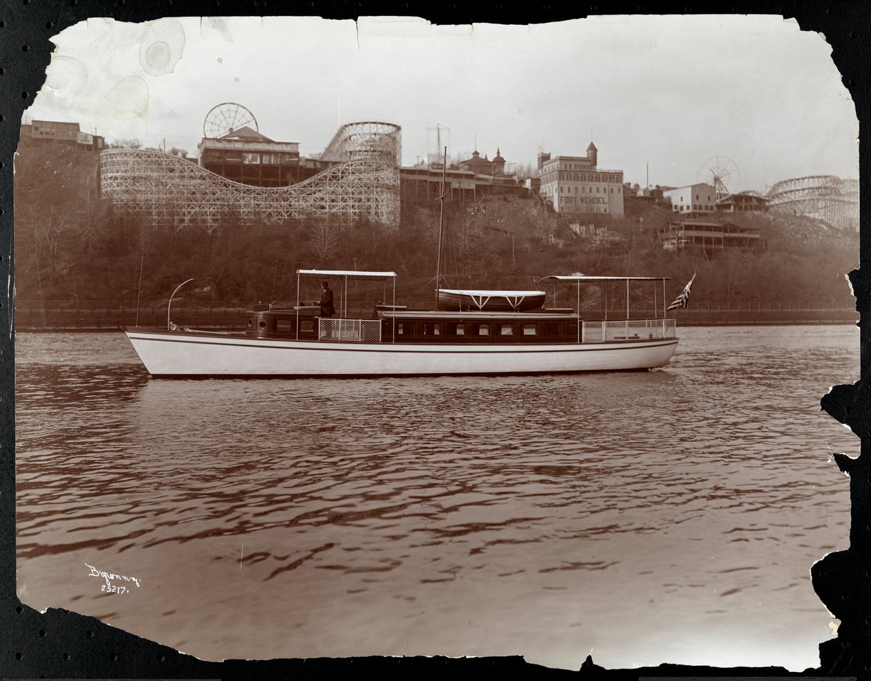 Vue du yacht Mousquetaire du New York Yacht, Launch und Engine Co. sur la rivière Harlem, New York, 1905 - Byron Company