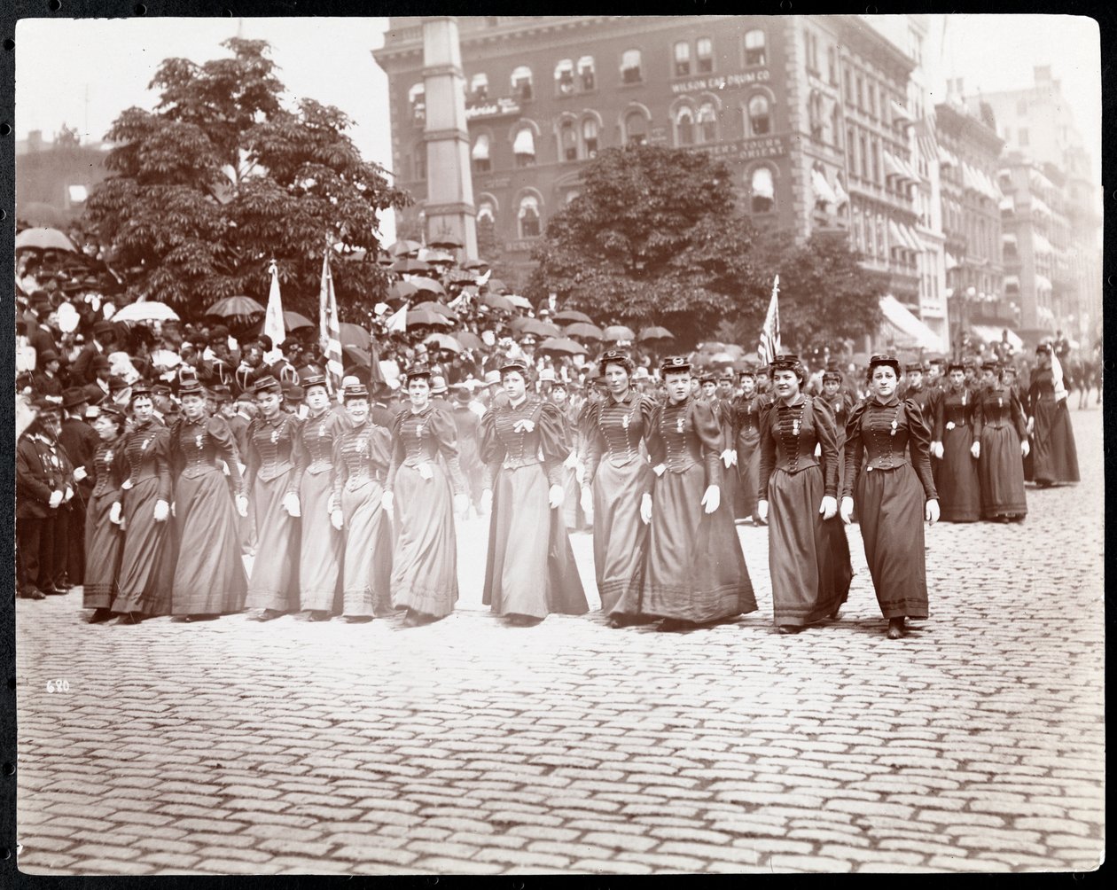 Vue des femmes défilant dans une parade des Filles de la Grande Armée de la République, New York, mai 1895 - Byron Company
