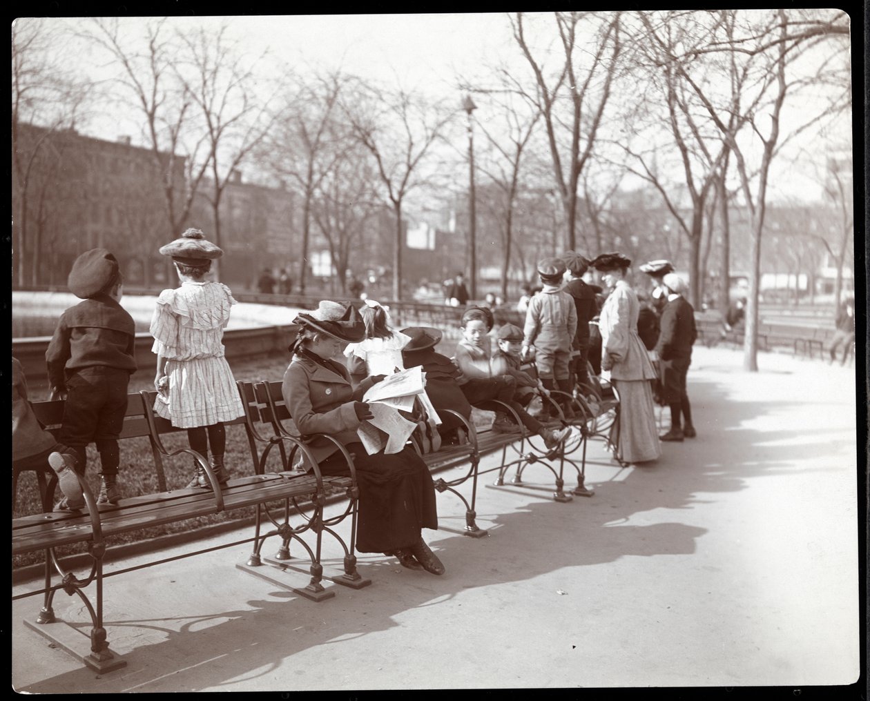 Femmes et enfants sur des bancs de parc à Union Square, New York, 1903 - Byron Company