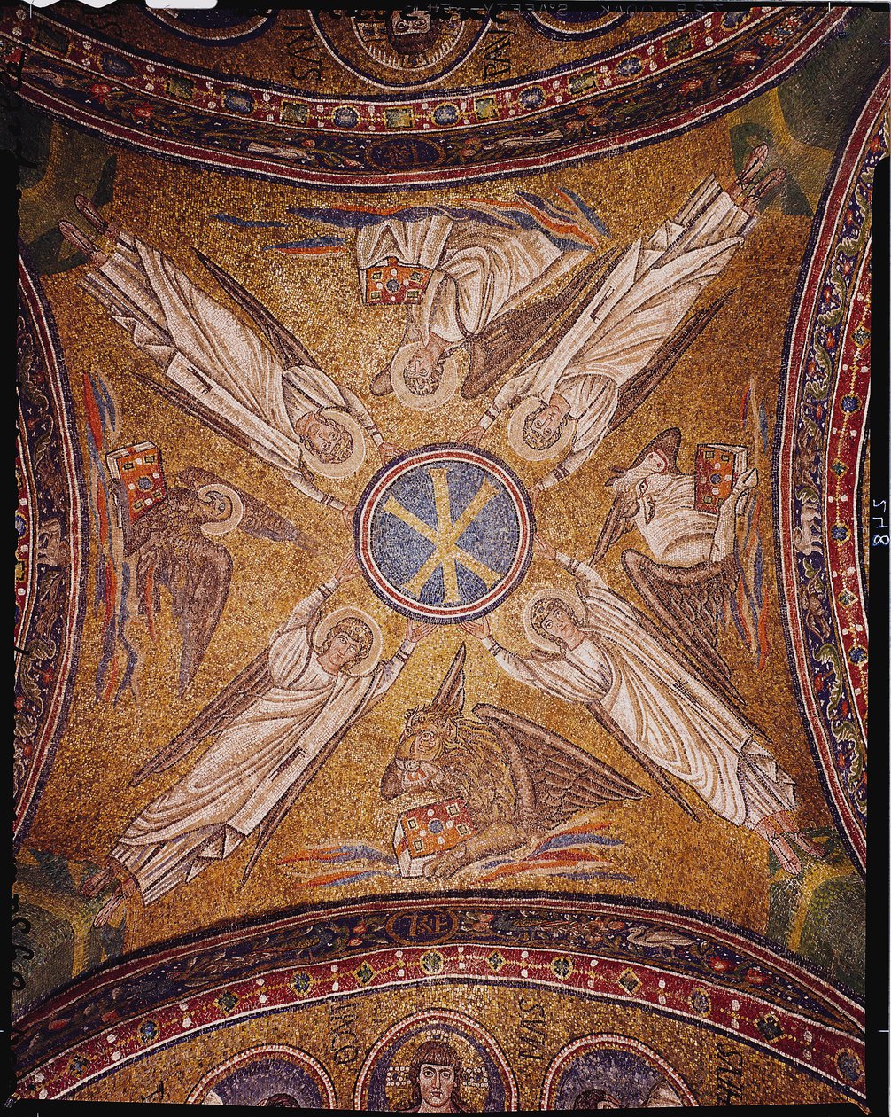 Quatre anges avec les symboles des évangélistes entourant le monogramme chi-rho du Christ, de la voûte de la chapelle de l