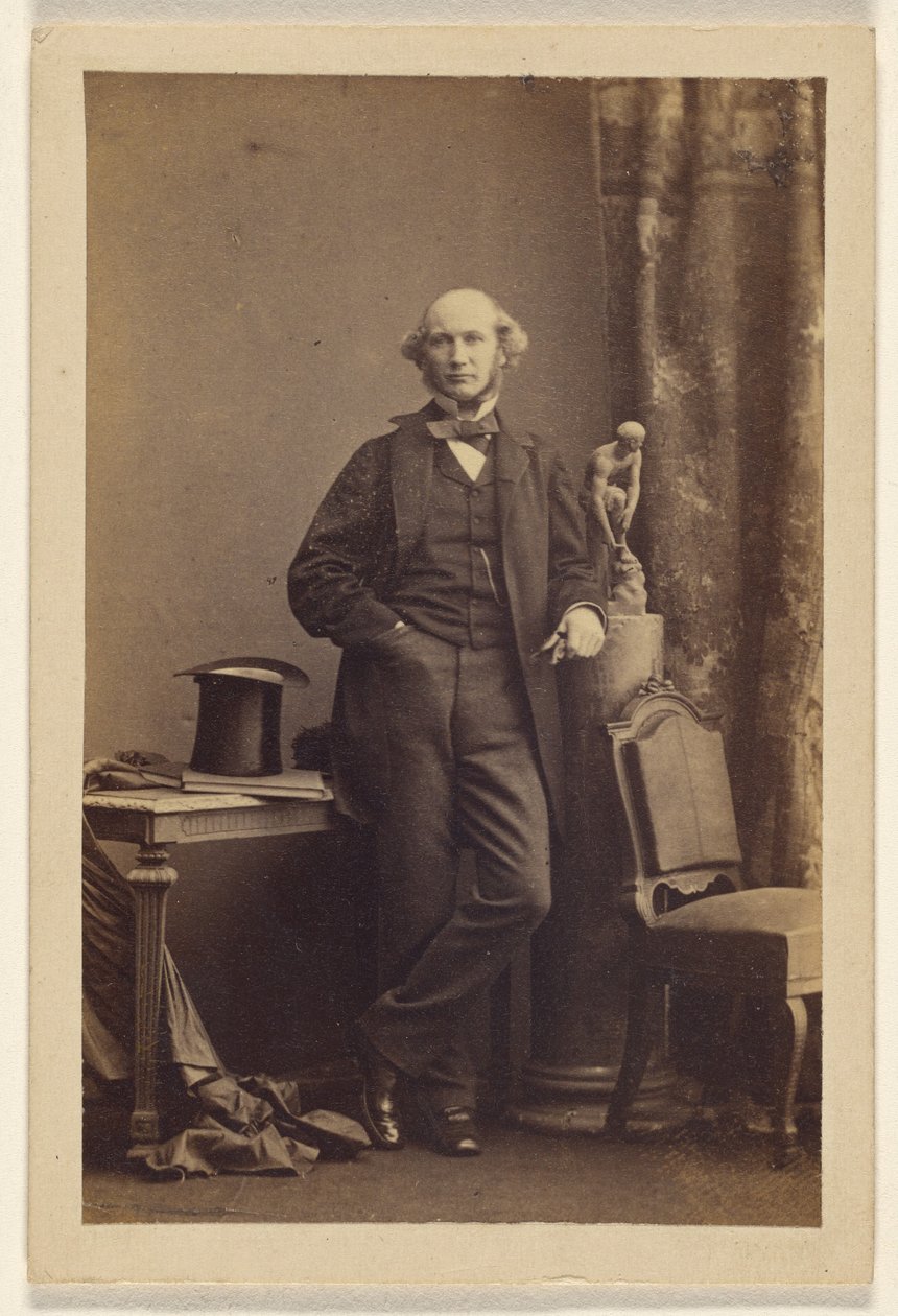 [Homme non identifié debout, chapeau haut de forme sur la table] - Camille Silvy