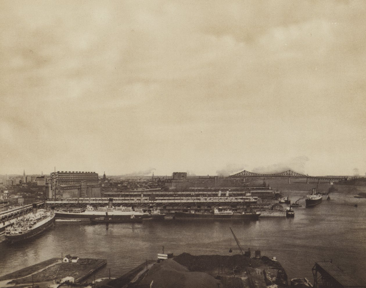 Port de Montréal (photo n/b) - Canadian Photographer