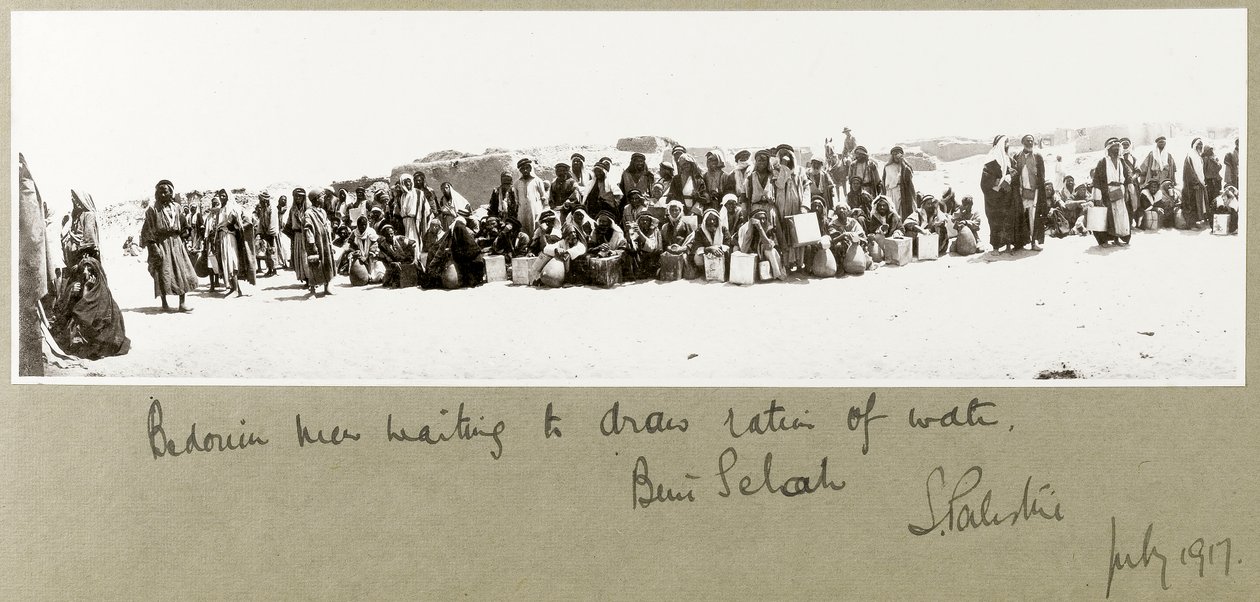 Hommes bédouins attendant de recevoir leur ration d
