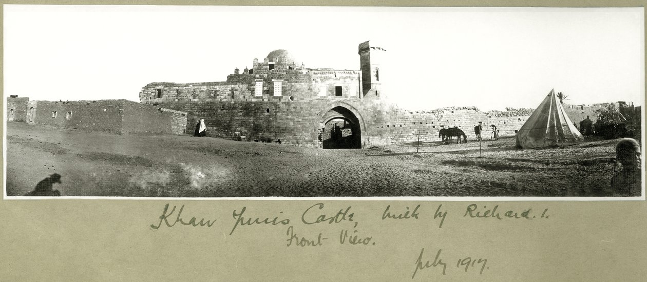 Vue de face du château de Khan Yunis, construit par Richard Ier, juillet 1917 - Capt. Arthur Rhodes