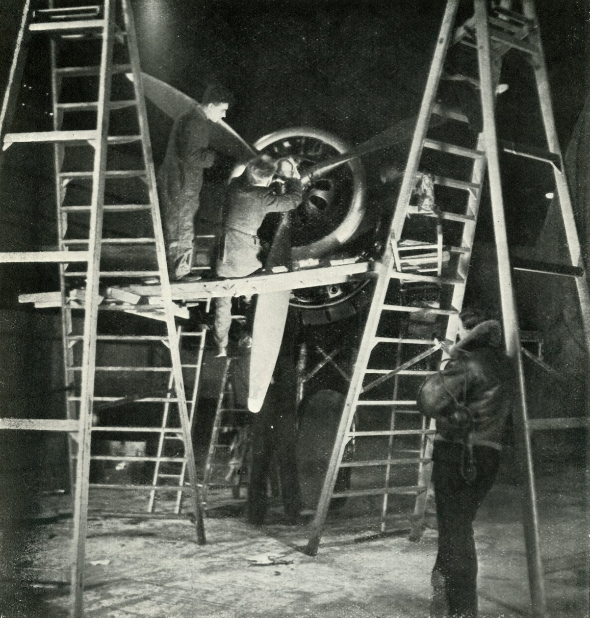 Mécanique de vol, également un métier de la W.A.A.F., vers 1943 - Cecil Beaton