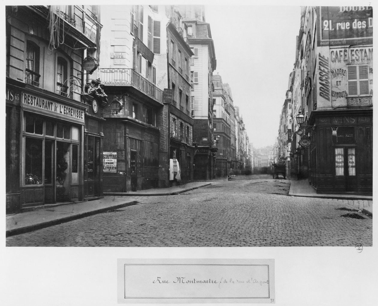 Paris, rue Montmartre, vue de la rue d