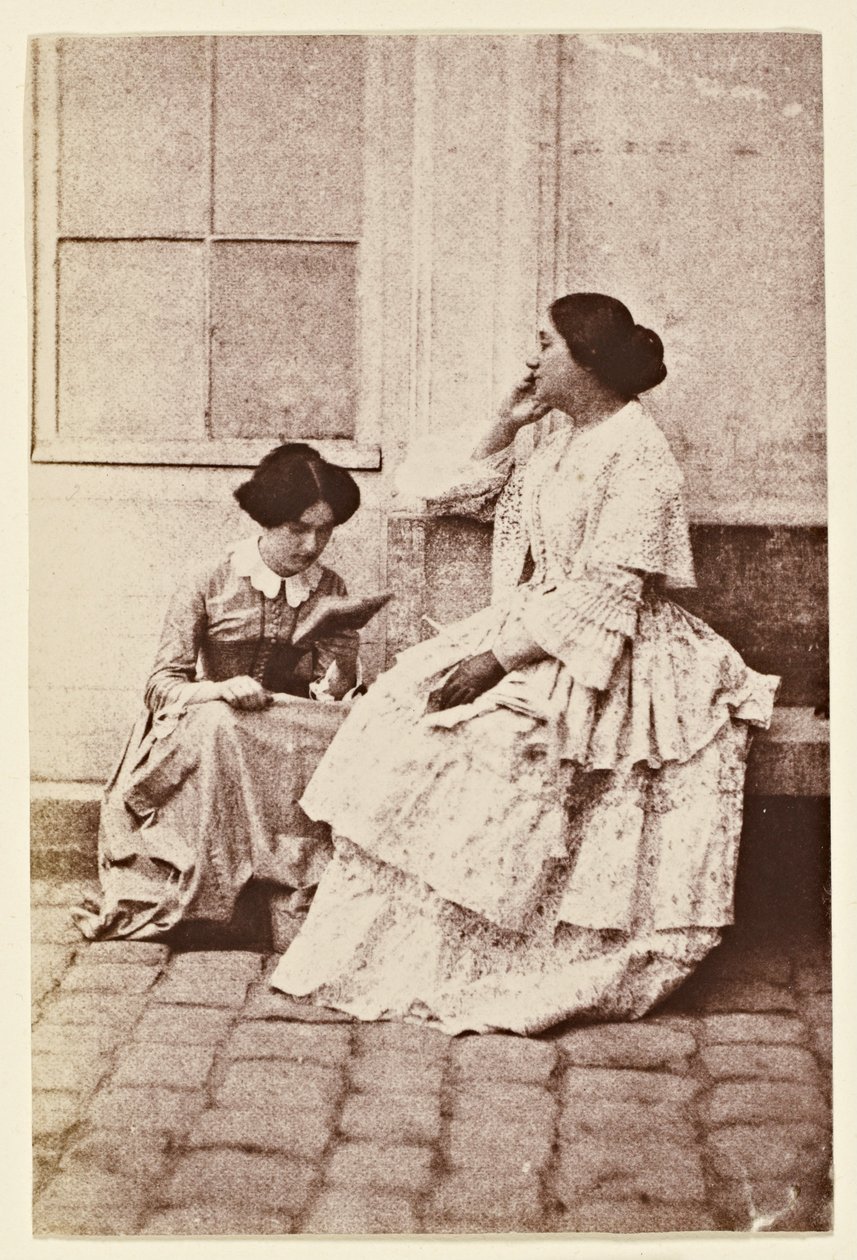 Femmes dans une cour - Charles Nègre