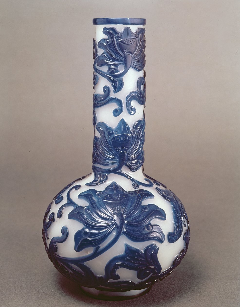Bouteille chinoise en verre camée bleu et blanc, période Chien Lung (1736-95) - Chinese School