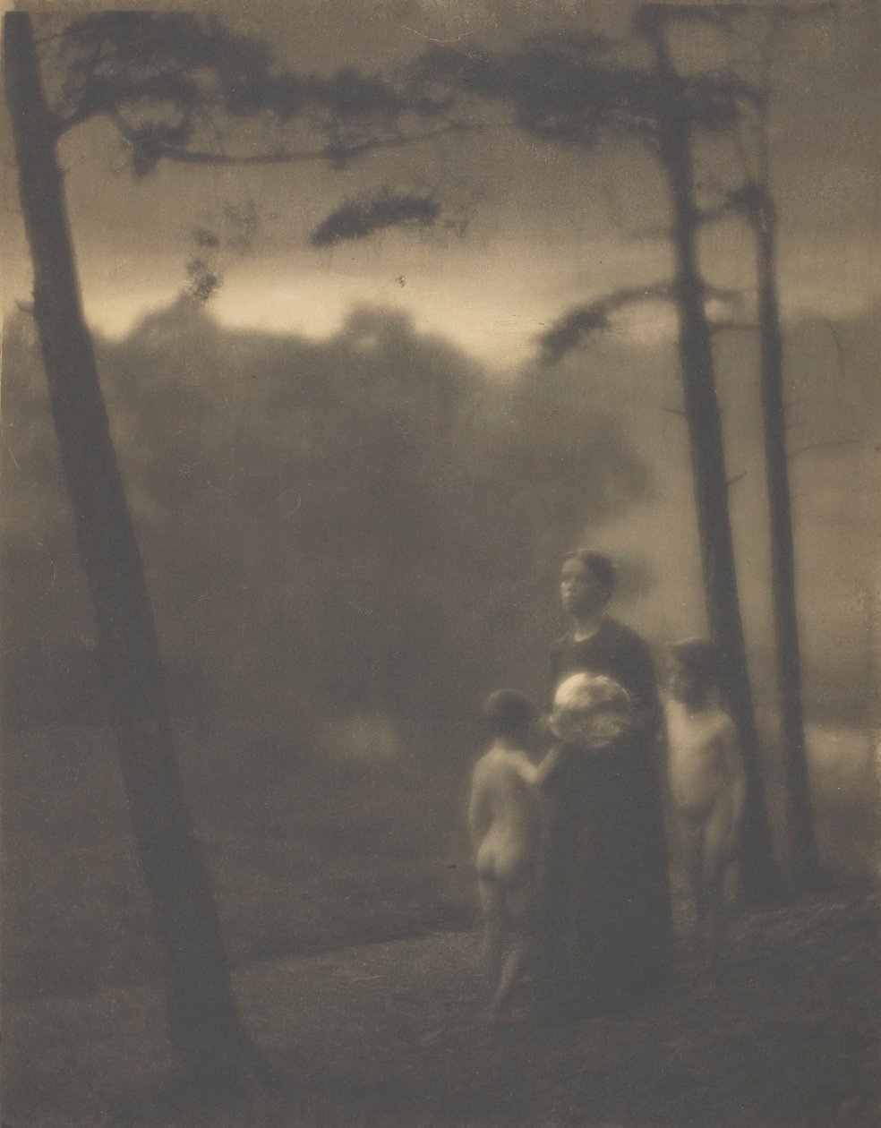 Soirée—Mère et garçons, 1905 - Clarence H White