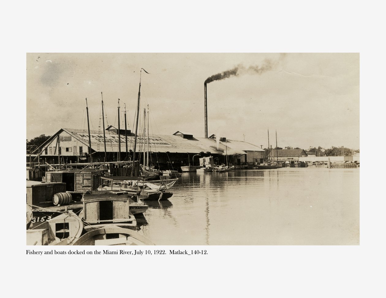 Pêcheries et bateaux amarrés sur la rivière Miami, 10 juillet 1922 - Claude C. Matlack