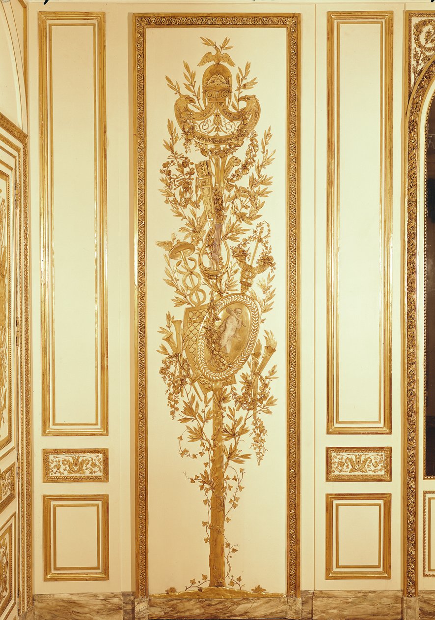 Détail de lambris avec un bouclier trophée, une lyre, un sceptre et un caducée pour le 