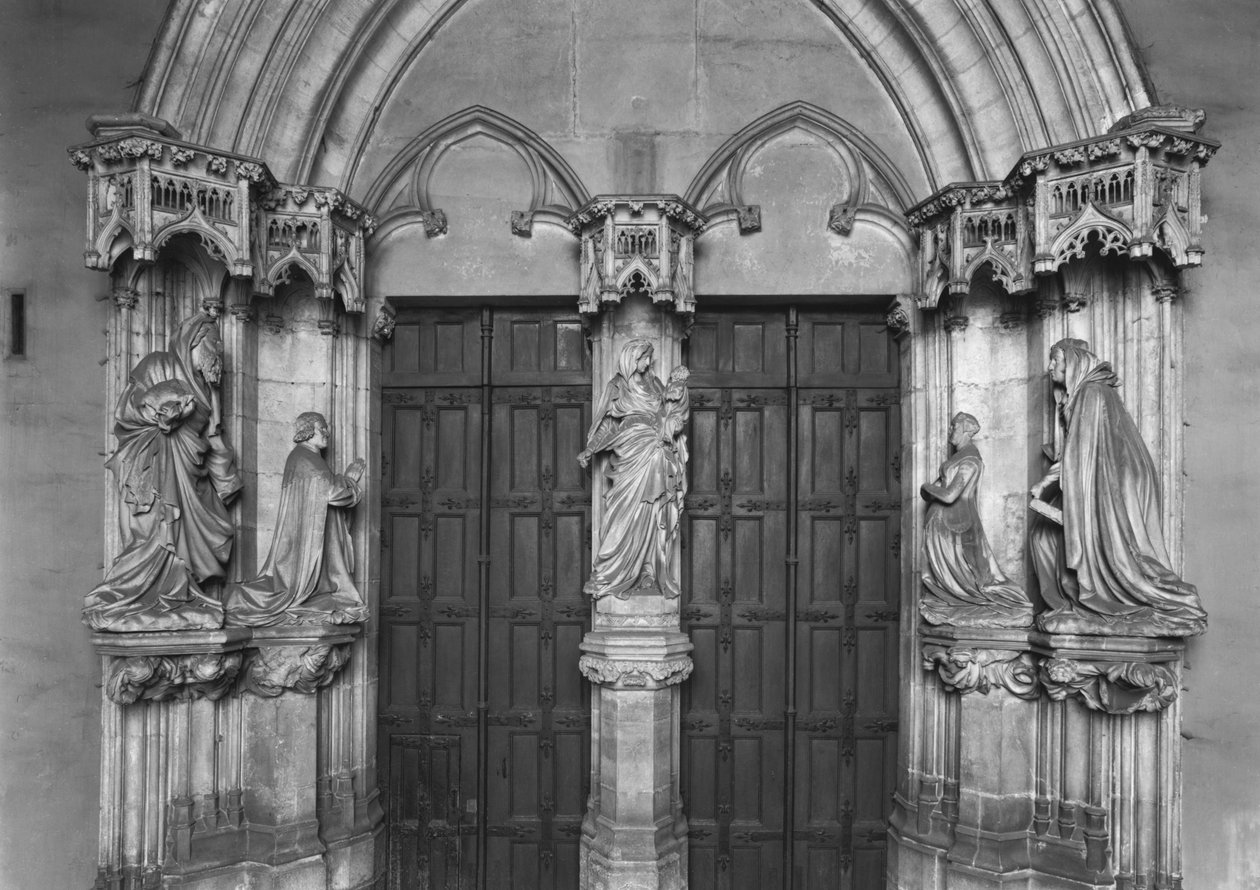 Portail avec un trumeau représentant la Vierge et l