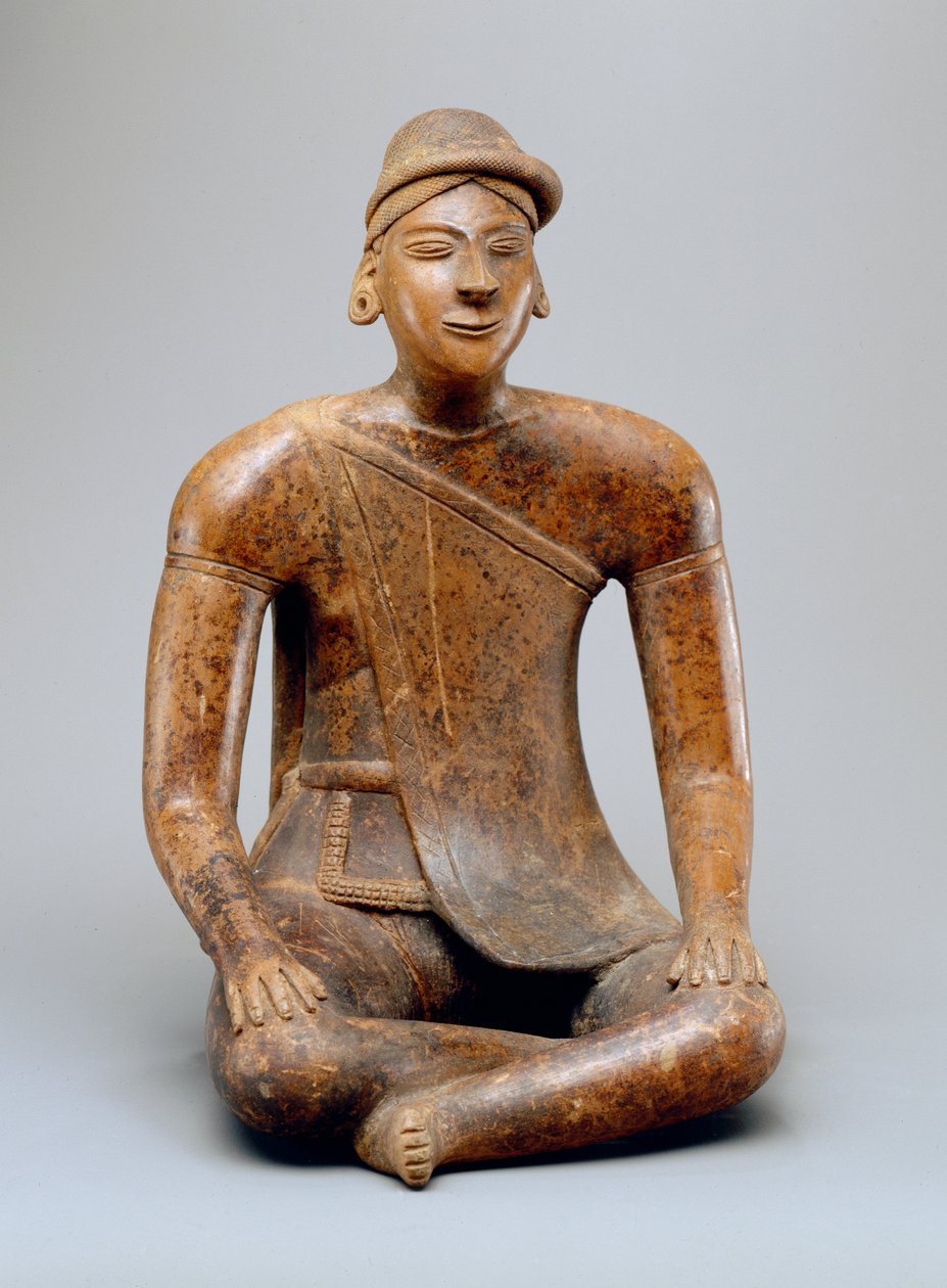Homme assis avec une cape - Colima Culture