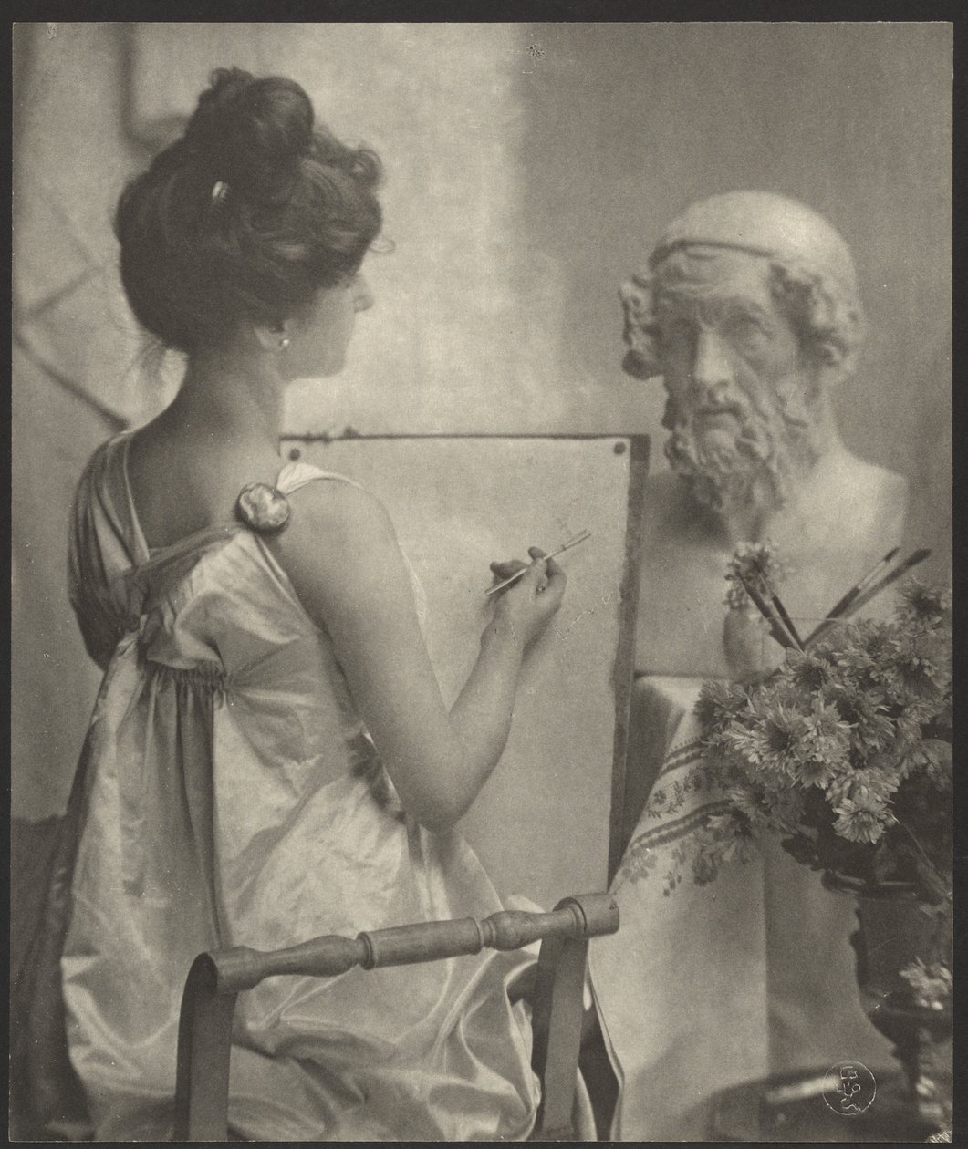[Femme dessinant à partir d