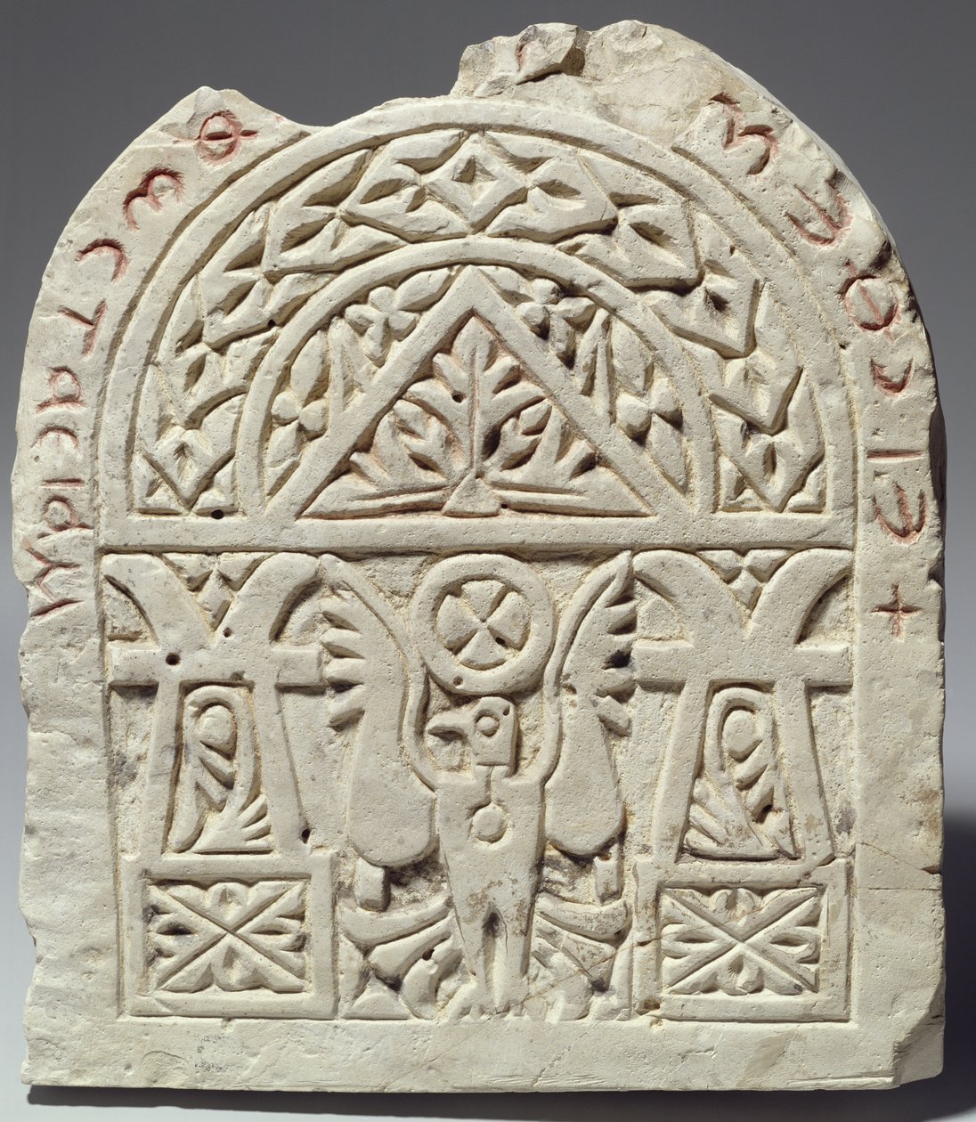 Stèle funéraire avec une colombe ou un aigle, 8e-9e siècle après J.-C. (calcaire) - Coptic
