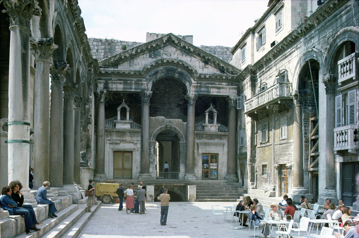 Le péristyle au palais de Dioclétien, c.300 après J.-C. - Croatian School