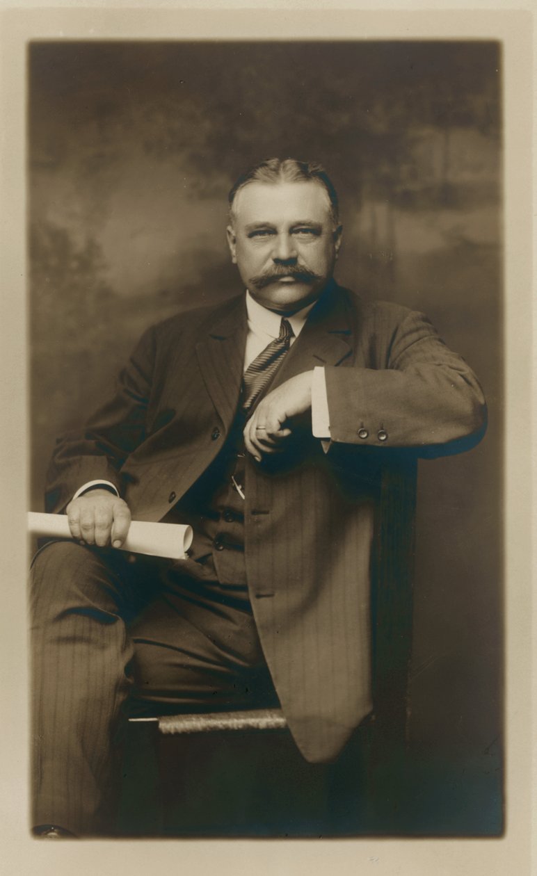 George Kessler. Portrait formel assis, sujet face à l