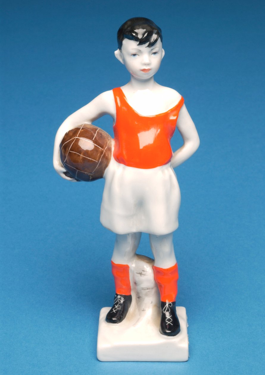 Garçon danois tenant un ballon de football (céramique) - Danish School
