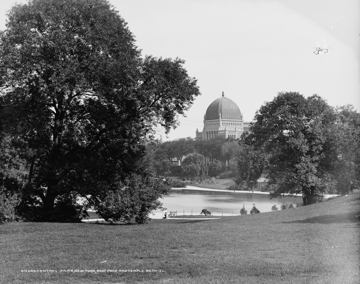 Central Park, New York, étang à bateaux et Temple Beth-El, vers 1900 - Detroit Publishing Co.