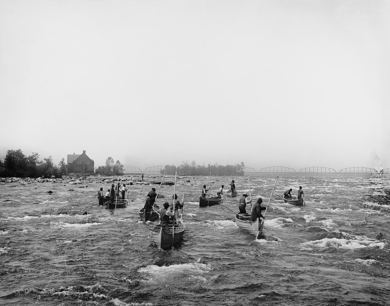 Indiens pêchant dans les rapides, Sault Ste. Marie, Michigan, c.1900 - Detroit Publishing Co.