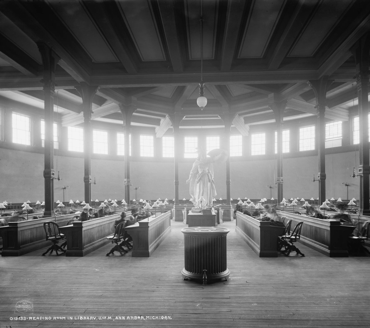 Salle de lecture de la bibliothèque, Université du Michigan, Ann Arbor, Michigan, c.1901 - Detroit Publishing Co.