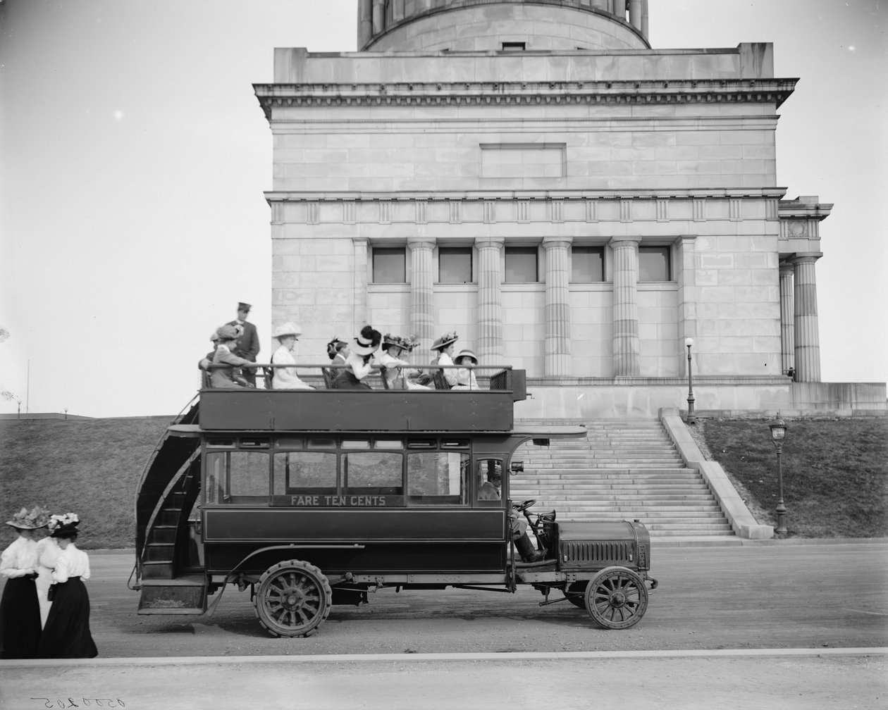 Auto à cou de caoutchouc, Riverside Drive, New York, N.Y., 1900 - Detroit Publishing Co.