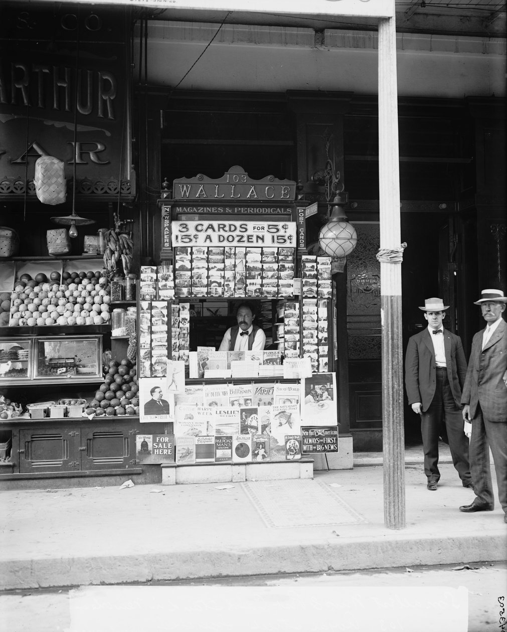 Le plus petit stand de nouvelles et de cartes postales à La Nouvelle-Orléans, La., 103 Royal Street, c.1900-15 - Detroit Publishing Co.