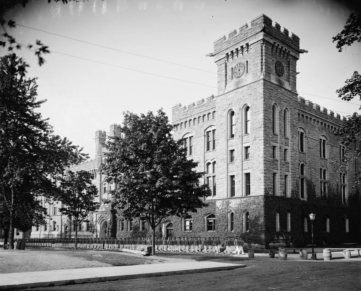 Le bâtiment académique, cadets revenant du mess, West Point, N.Y., vers 1900-15 - Detroit Publishing Co.