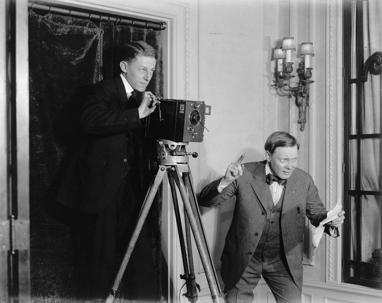 Deux hommes utilisant une caméra de cinéma à l
