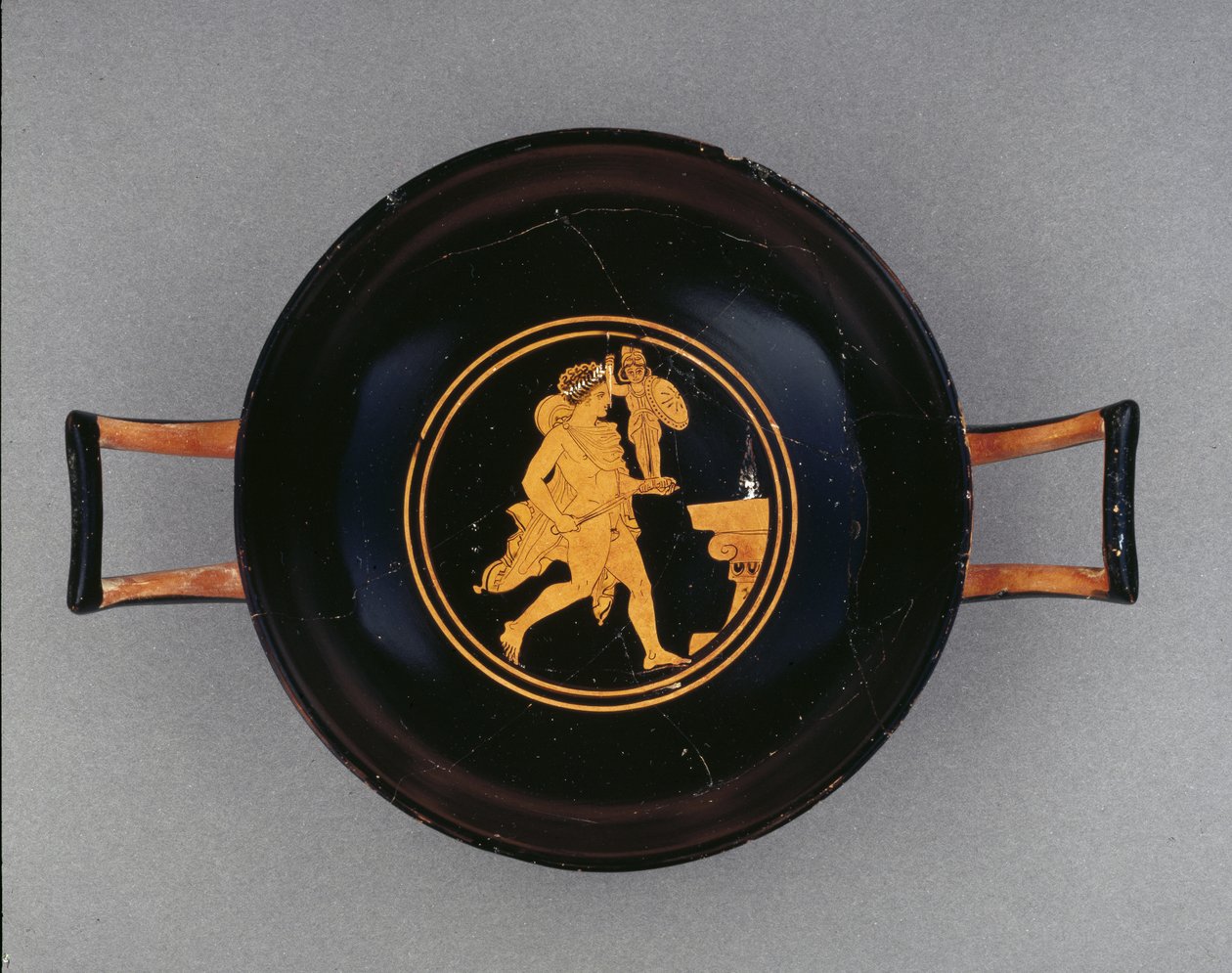 Coupe attique à figures rouges, représentant Diomède volant le Palladium magique, une statue de Pallas Athéna, d
