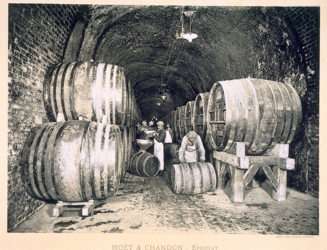 Verser le vin dans les barriques, de 