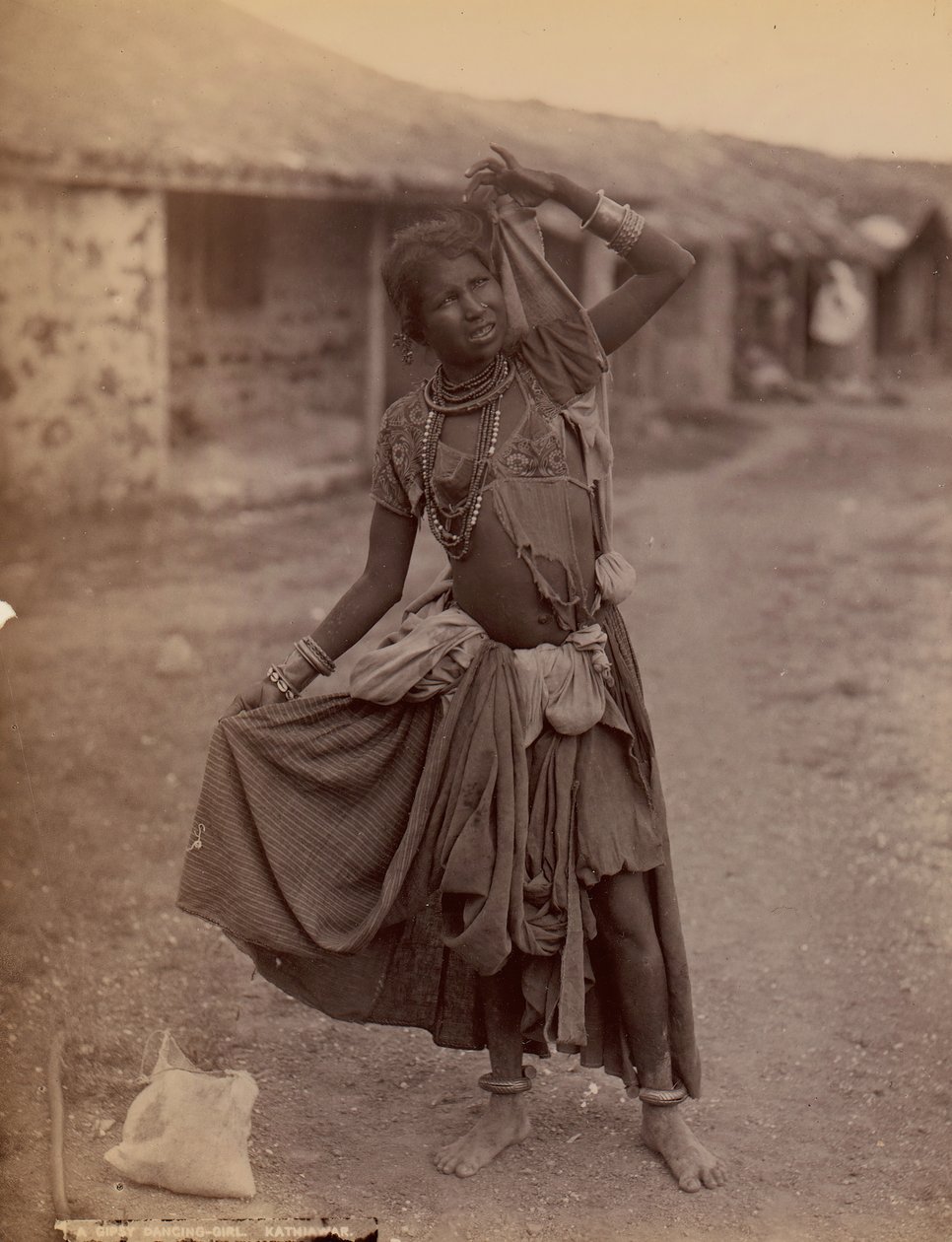 Une danseuse gitane, Kathiawar, vers 1915 - E. Taurines
