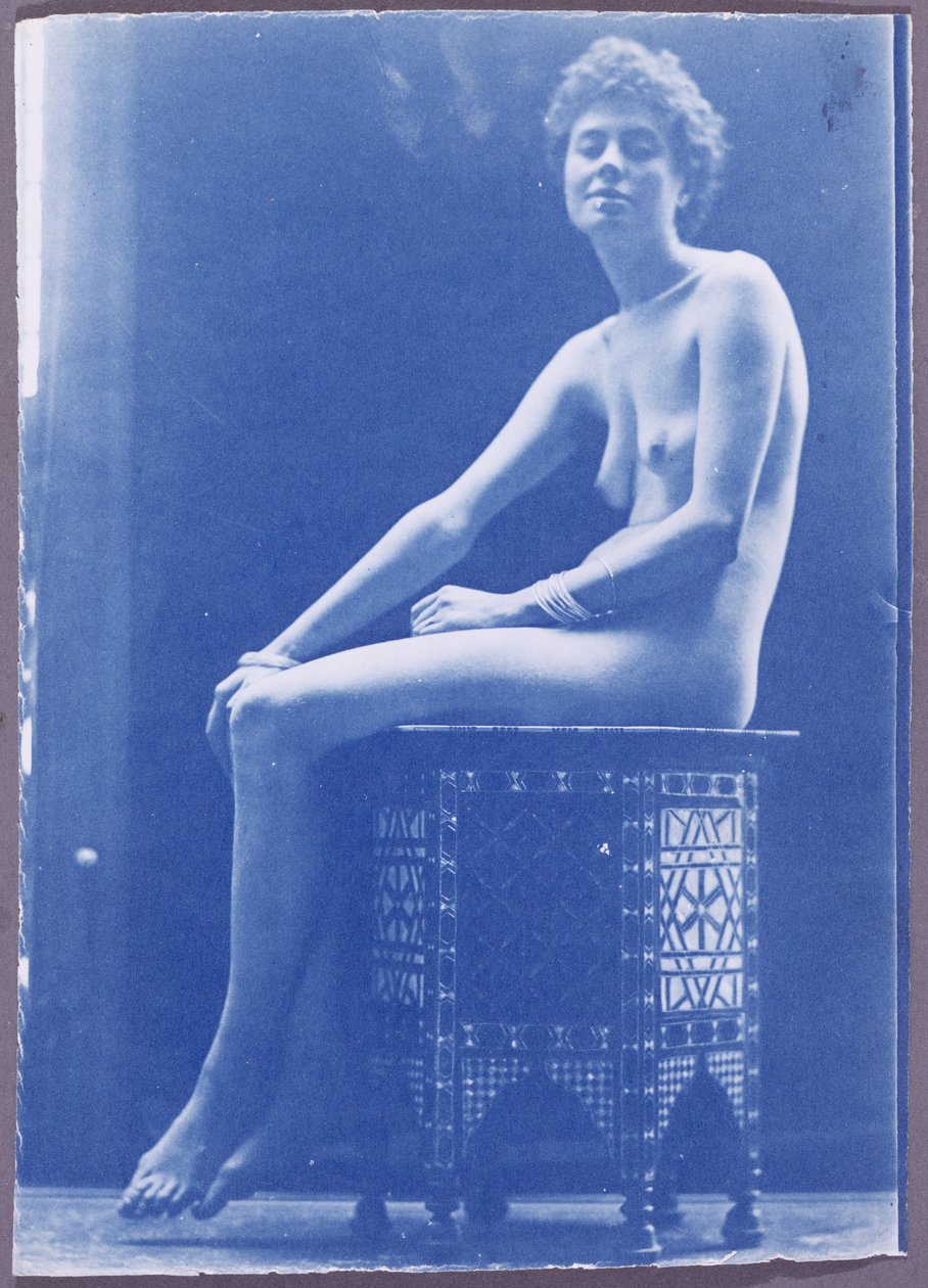 Modèle assis sur une table laquée (cyanotype) - Edward Linley Sambourne